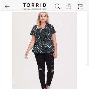 Torrid I Green & white polkadot tie peplum blouse